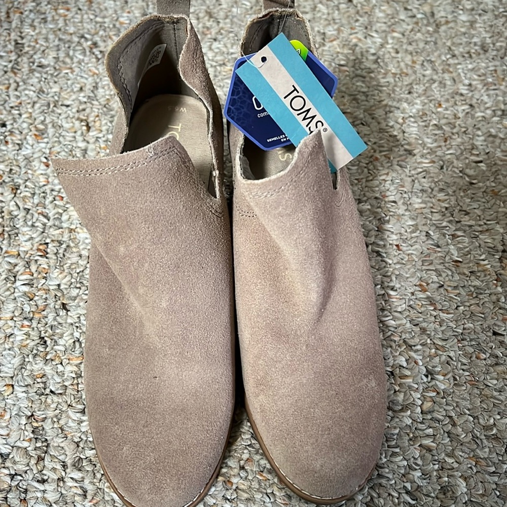 NWT TOMS Kallie Taupe Grey Suede Shoes
